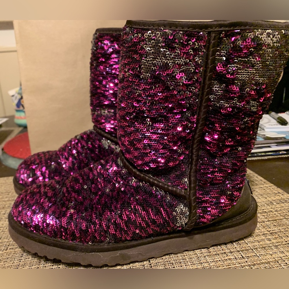 UGG’s RARE “LIMITED EDITION” 2-TONE REVERSIBLE PURPLE/SILVER SEQUIN BOOTS size 8 - Picture 3 of 9